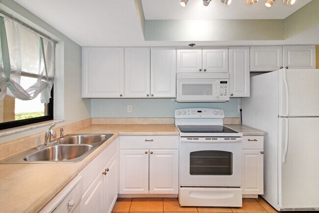 Building Photo - Villa D Este Annual Condo for Rent