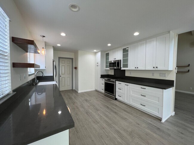 Building Photo - 98-1830A Ka?ahumanu St