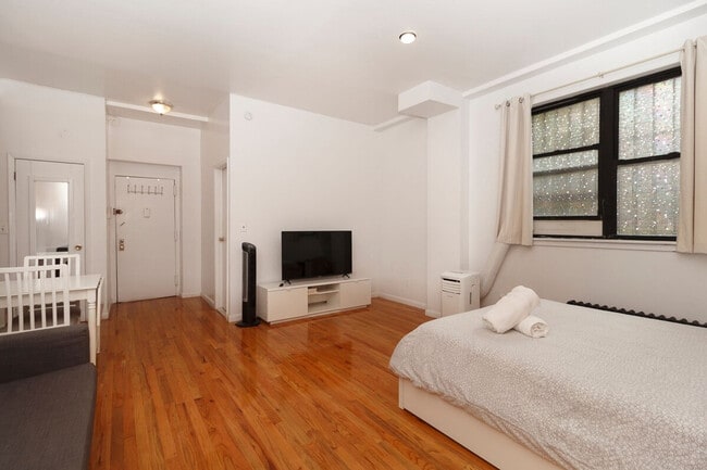 Building Photo - 215 B E 95th St