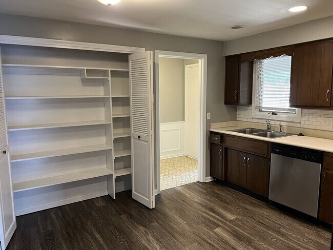Building Photo - Spacious Ranch Style Home on the Northside