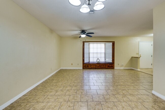 Building Photo - Charming 3BR/2BA Single-Family Home in Por...