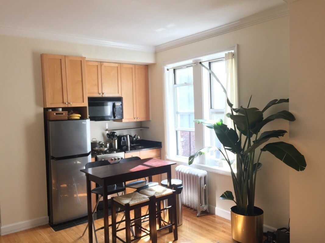 Primary Photo - 100 W 13th St