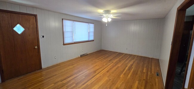 Building Photo - 3-4 bedroom ranch with attached garage, fe...