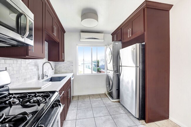 Building Photo - This upstairs 2 bed / 1 bath apartment in Echo Park is now available - With parking and in-unit l...