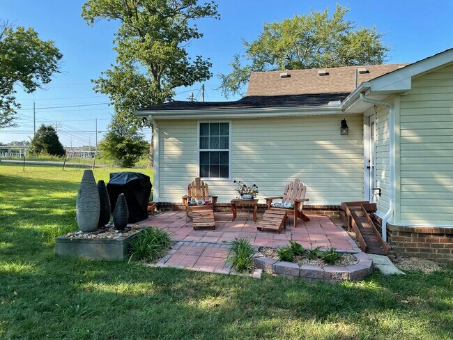 Cozy paver patio w/fountain - 8161 Coles Ferry Pike