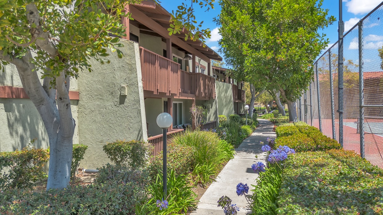 Photo - 1040 W MacArthur Blvd (Santa Ana, CA)