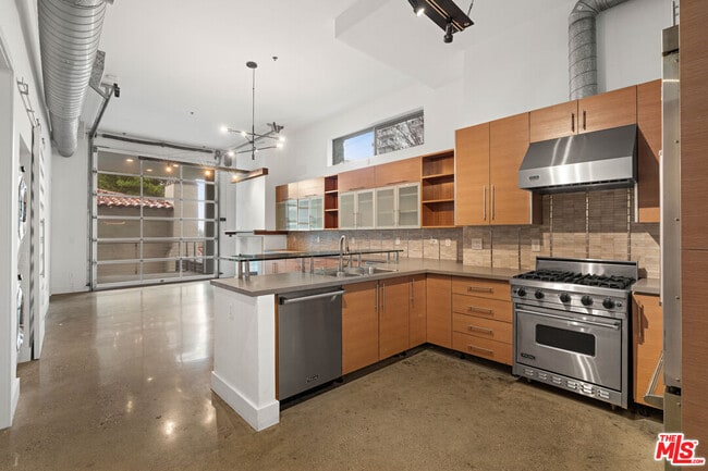 Building Photo - 1152 N La Cienega Blvd