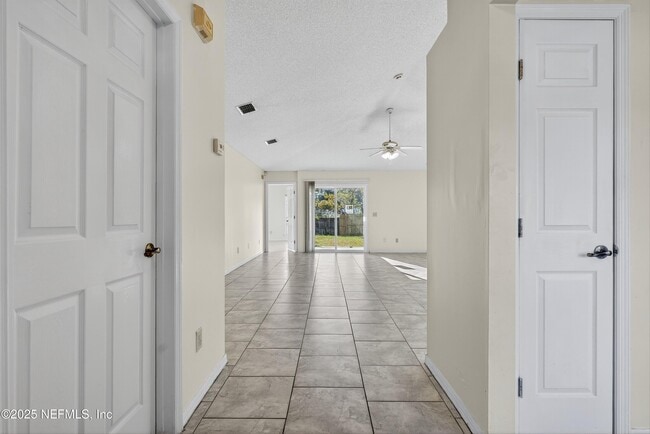 Foto del edificio - 11170 Wandering Oaks Dr