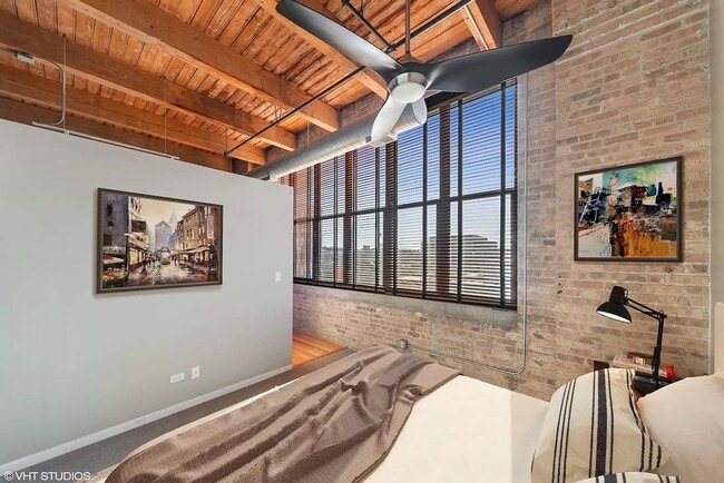 Building Photo - Bright & Beautiful Loft in West Loop Elevator Building!