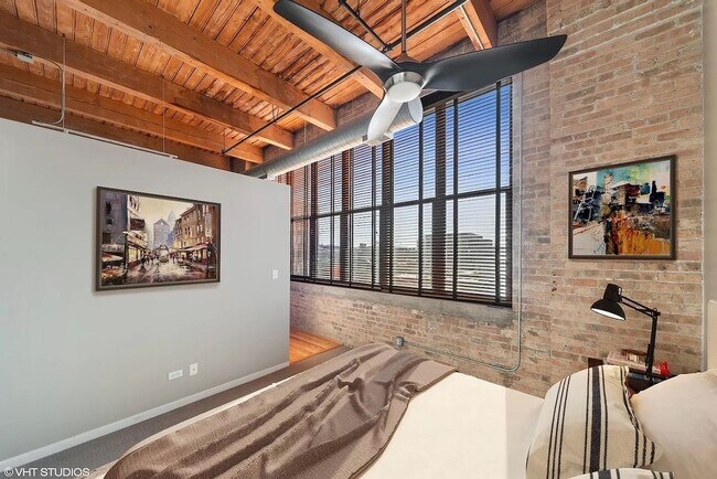 Foto del edificio - Bright & Beautiful Loft in West Loop Elevator Building!
