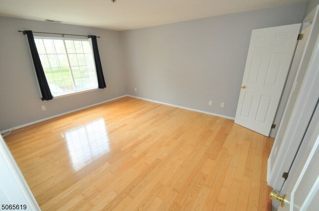 Building Photo - 121 Village Dr