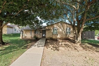 Building Photo - 2121 Austin Dr