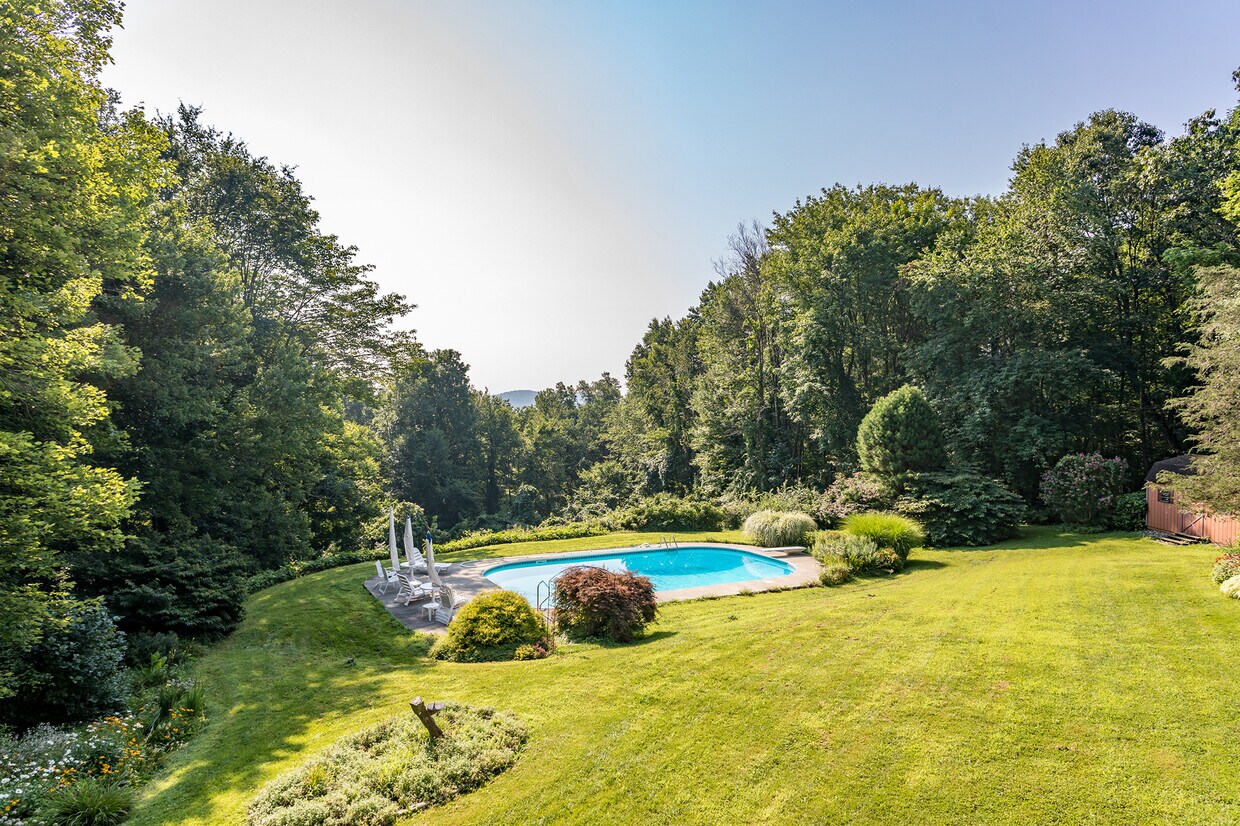 Primary Photo - 24 Quaker Ridge Rd