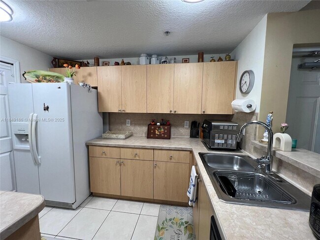 Foto del edificio - 6520 NW 114th Ave