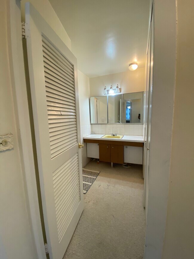 primary bath - 4250 N Marine Dr