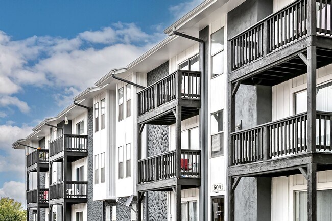 Foto del edificio - Spacious 1 bed first floor walkout in Bell...
