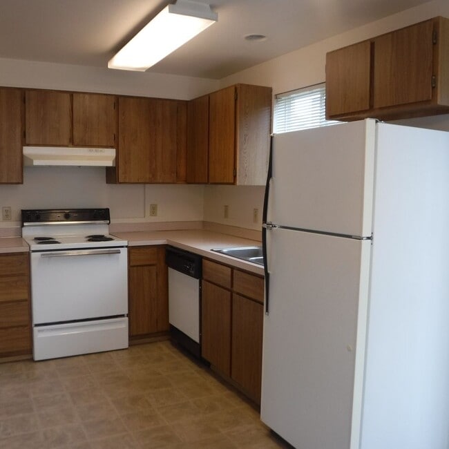 Building Photo - 2 Bed/1.5 Bath Apartment - NE Purcell Blvd