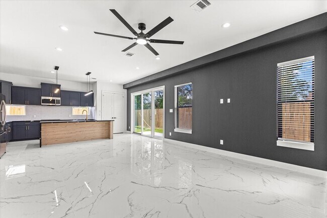 Foto del edificio - 5110 Longmeadow St