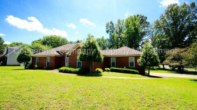 Building Photo - 2800 Trelawny Dr