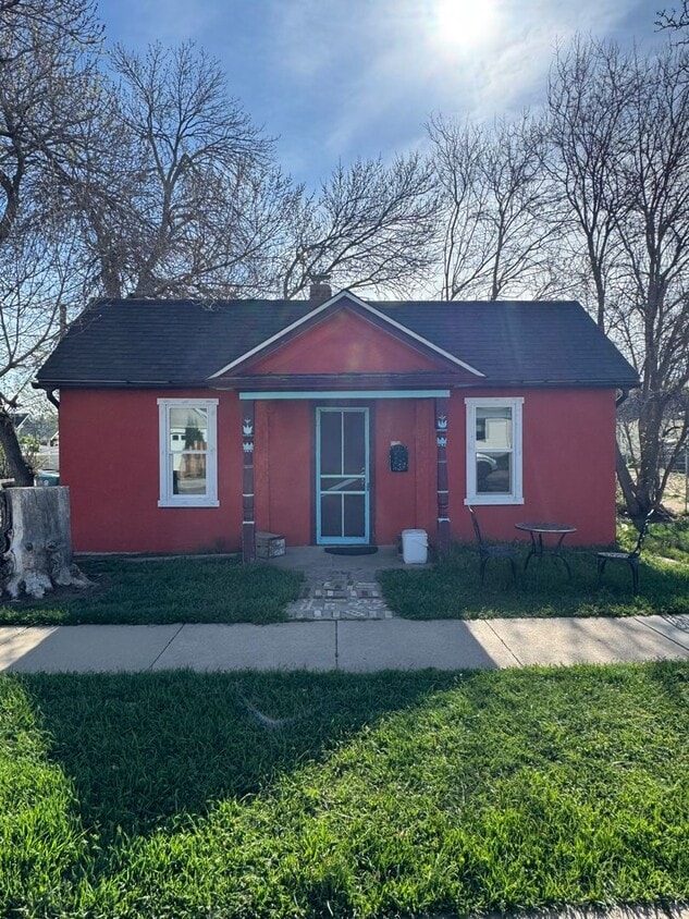 Primary Photo - One Bedroom Cottage Available in Louisville!