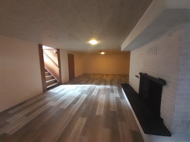 Foto del edificio - 623-625 E Longview Dr