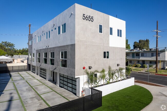 Building Photo - 5655 Hazeltine Ave
