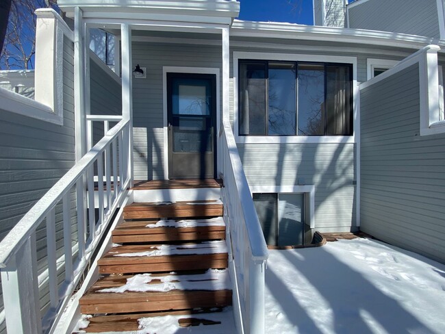 Building Photo - Beautiful 2B/2B Louisville Townhome
