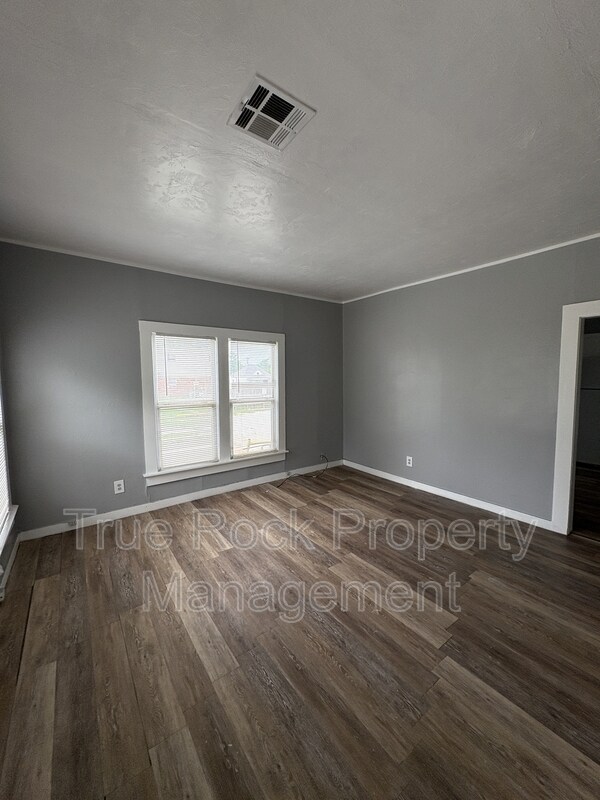 Building Photo - 225 N Hope Ave