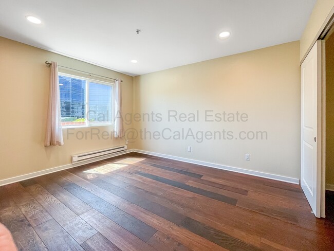 Foto del edificio - 6400 Christie Ave