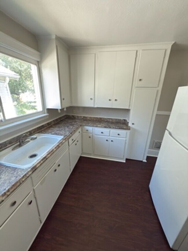 Foto del edificio - 15702 Cherrylawn St