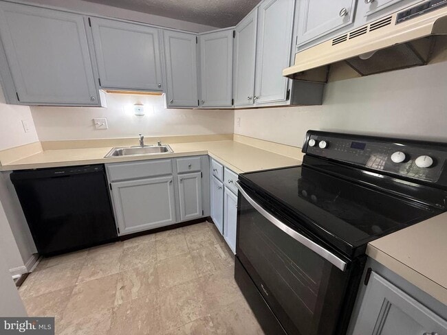 Building Photo - 2125 Wainwright Ct