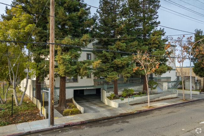 Courtyard Apartments