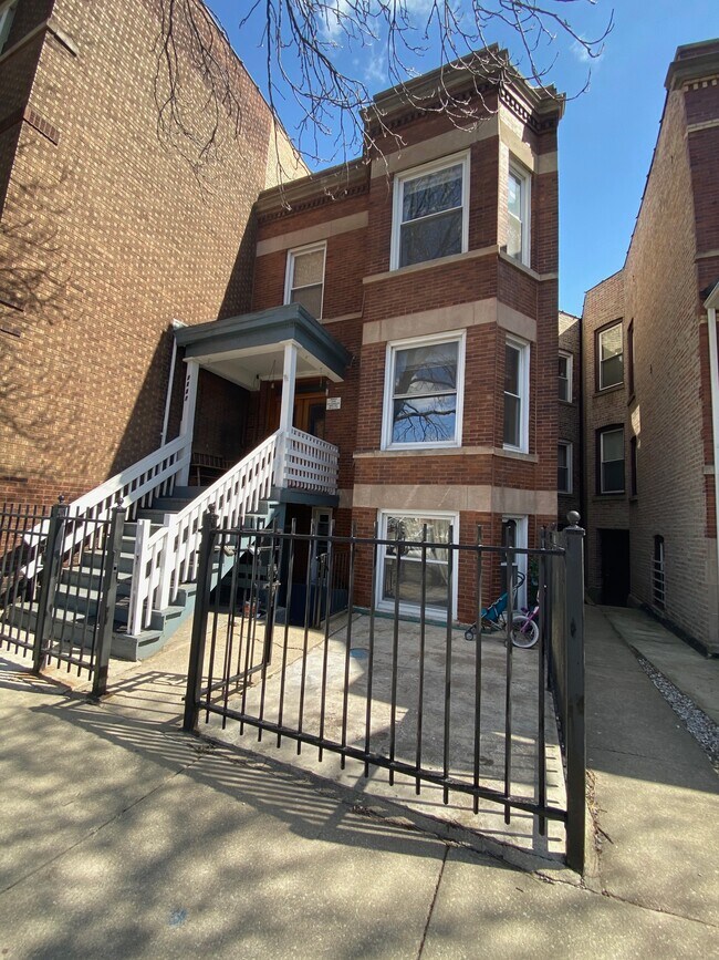 Foto del edificio - 2337 N Sacramento Ave