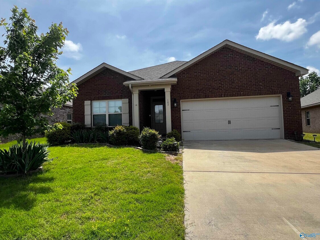 Primary Photo - 107 Fourstar Ln