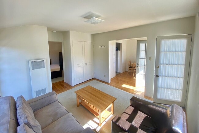 Sala de estar 2 de 2 - 1754 Allston Way