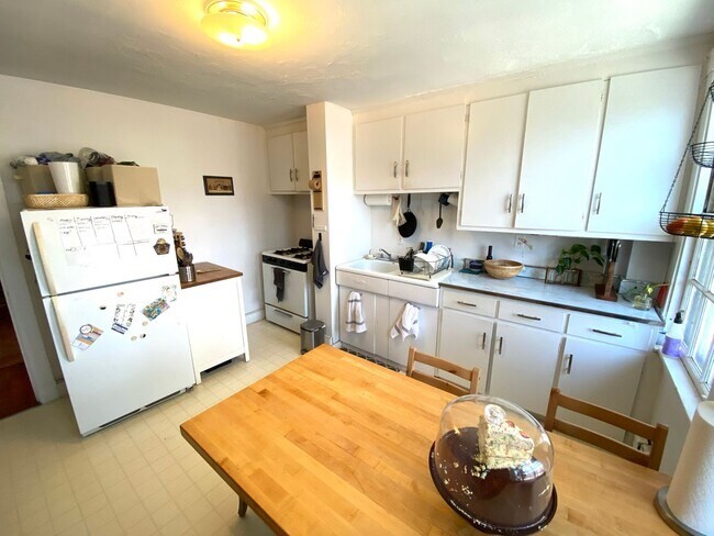 Building Photo - Brighton 3 bed/2 bath on B, C, D lines wit...