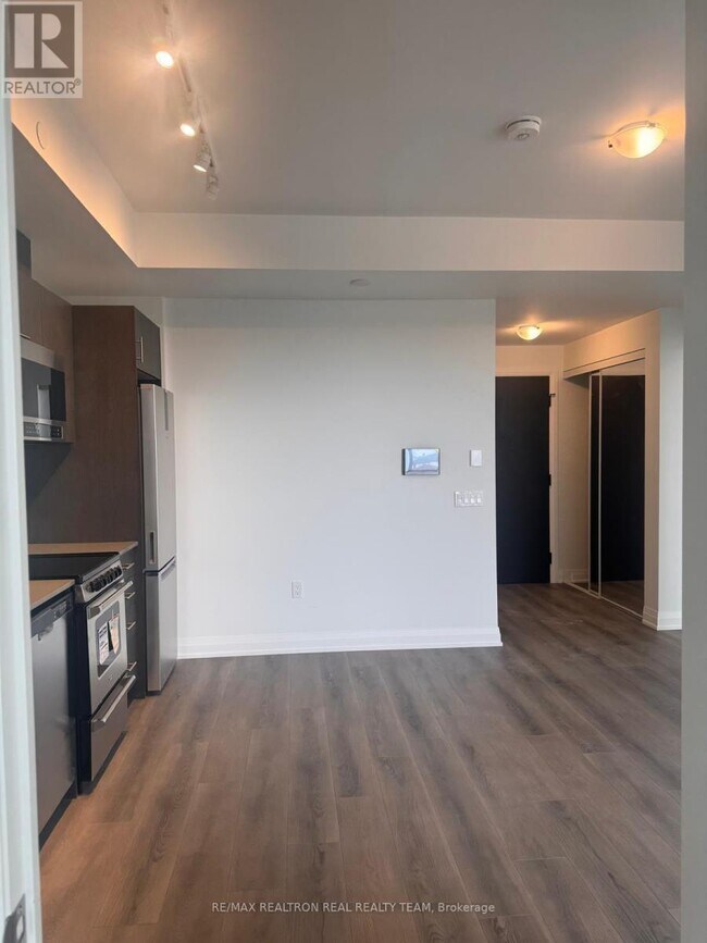 Photo du bâtiment - 412-412 Silver Maple Rd