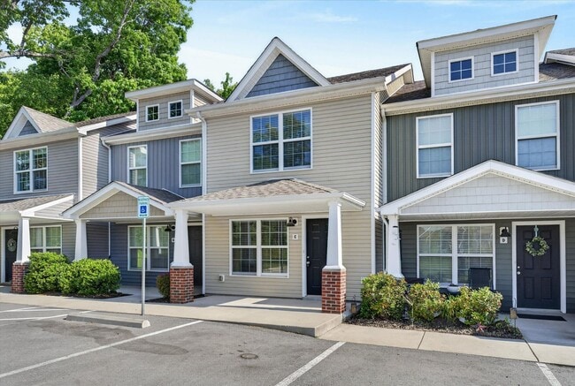 Building Photo - The Stowe Court Dog Friendly Condo for rent!