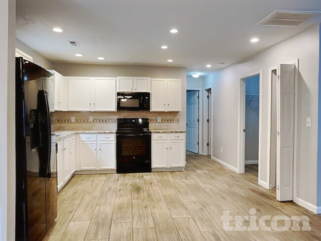 Foto del edificio - 8144 Rosberg Ln