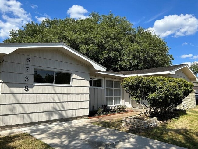 Building Photo - 6738 Hendon Ln