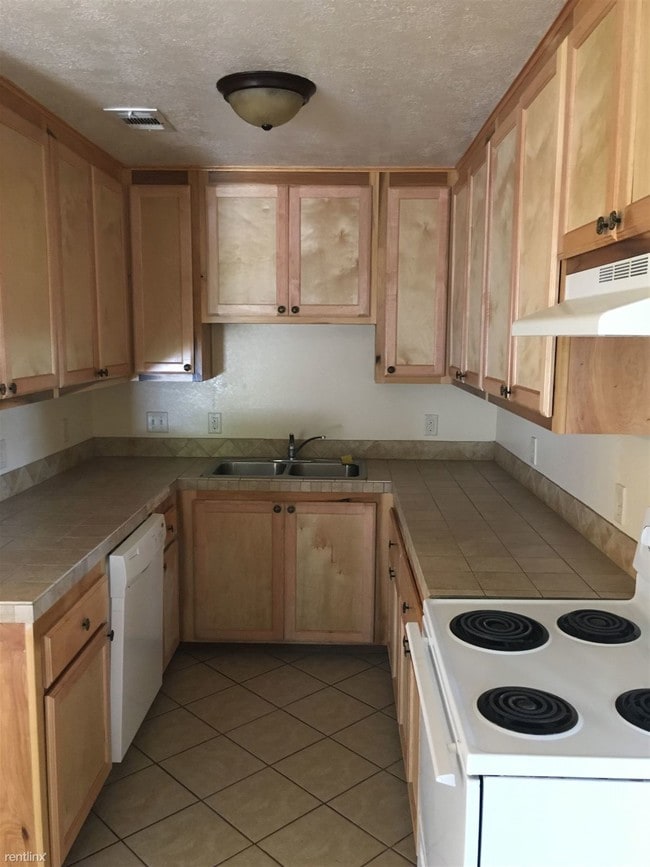 Building Photo - 3 br, 2 bath Duplex - 1215 Airline Dr