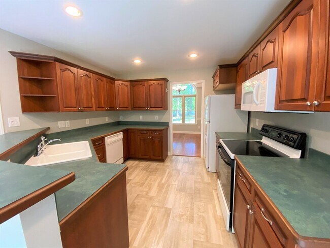 Foto del edificio - ~~ Luxurious Brick Home located in Mebane ~~