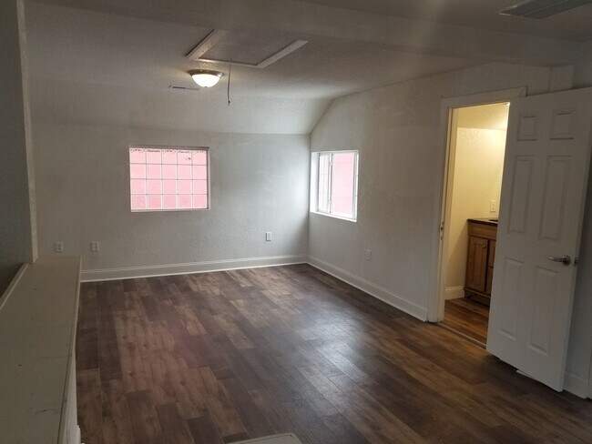 Building Photo - Nice Downtown 2 story home!