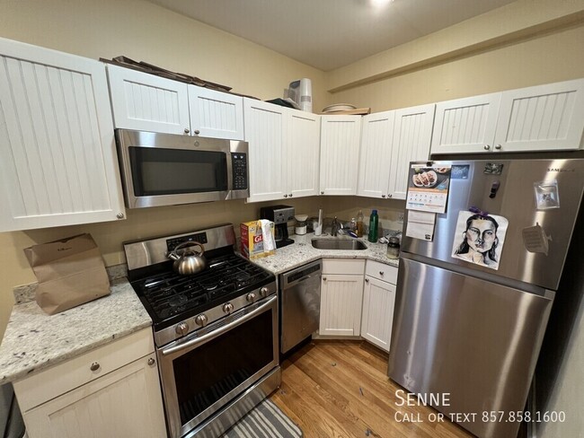 Foto del edificio - Modern 3-Bedroom in Davis Square – In-Unit...