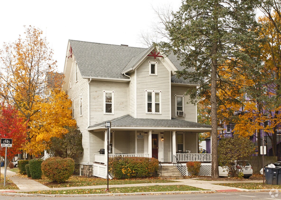 Foto principal - 301 N State St