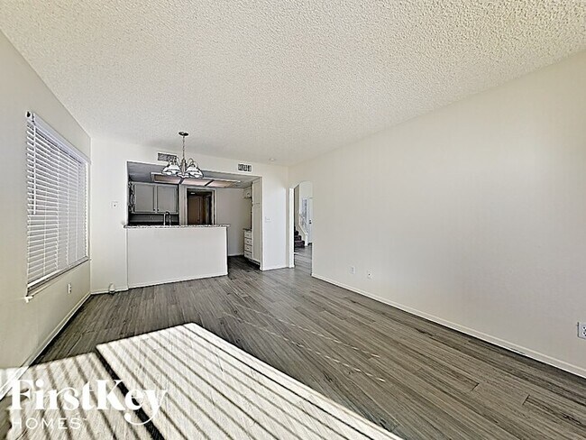 Foto del edificio - 7147 Shadow Crest Dr