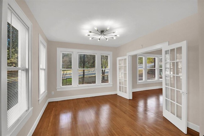 Building Photo - 809 E Riverside Dr