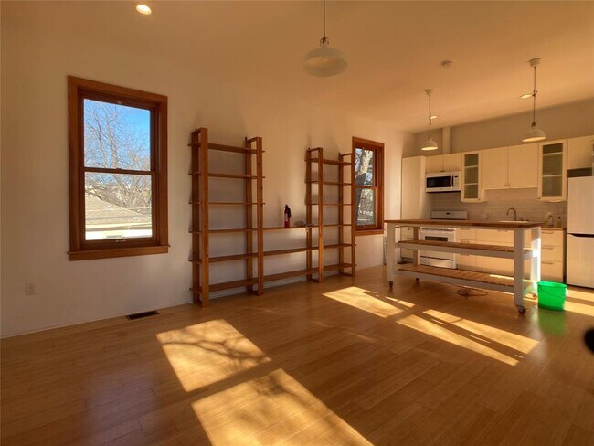 Foto del edificio - 1402 E 2nd St