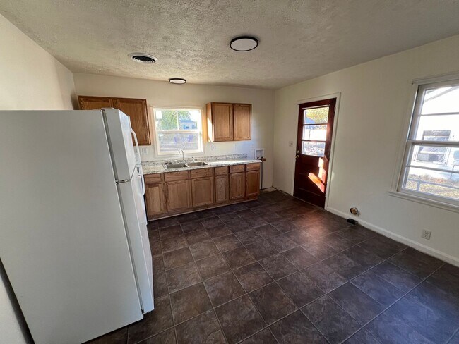 Building Photo - Remodeled Like New 2 Bedroom 1 Bath Pet Friendly