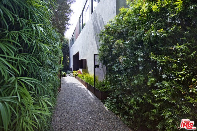 Building Photo - 1849 Fox Hills Dr